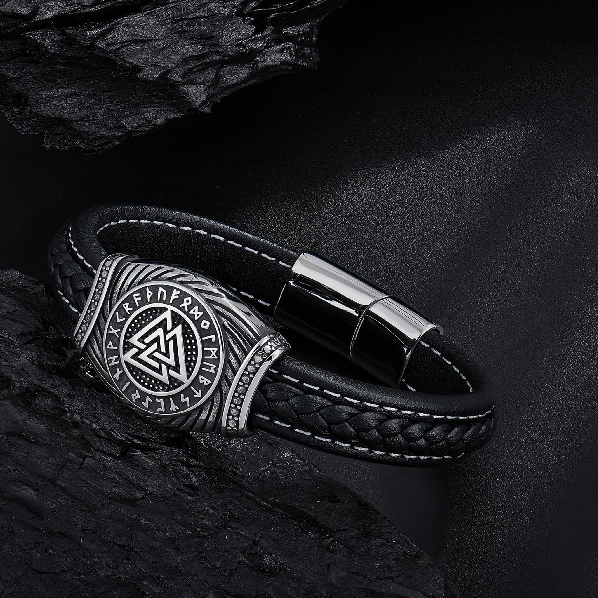 Armband av svart läder med valknut – nordiskt smycke med vikingainspiration