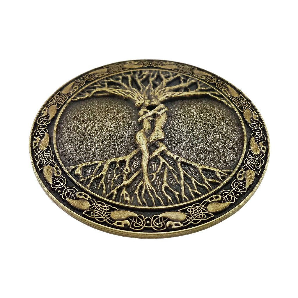 Runt bältesspänne med trädet Yggdrasil och människorna Ask och Embla från nordisk mytologi