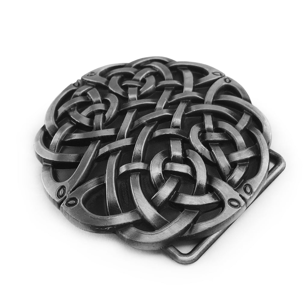 Runt skärpspänne smyckat med ornamentik i vikingatida stil