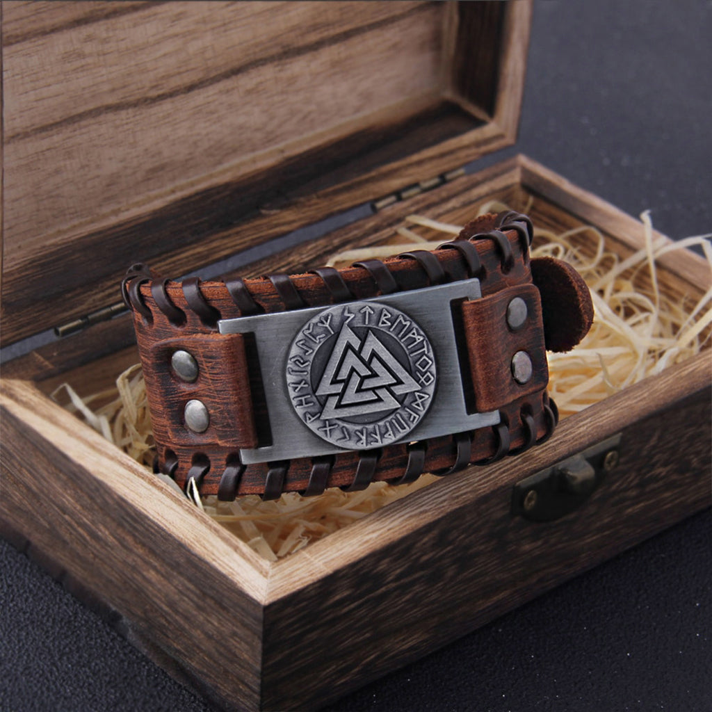 Brunfärgat retro läderarmband med symbol kopplad till Oden