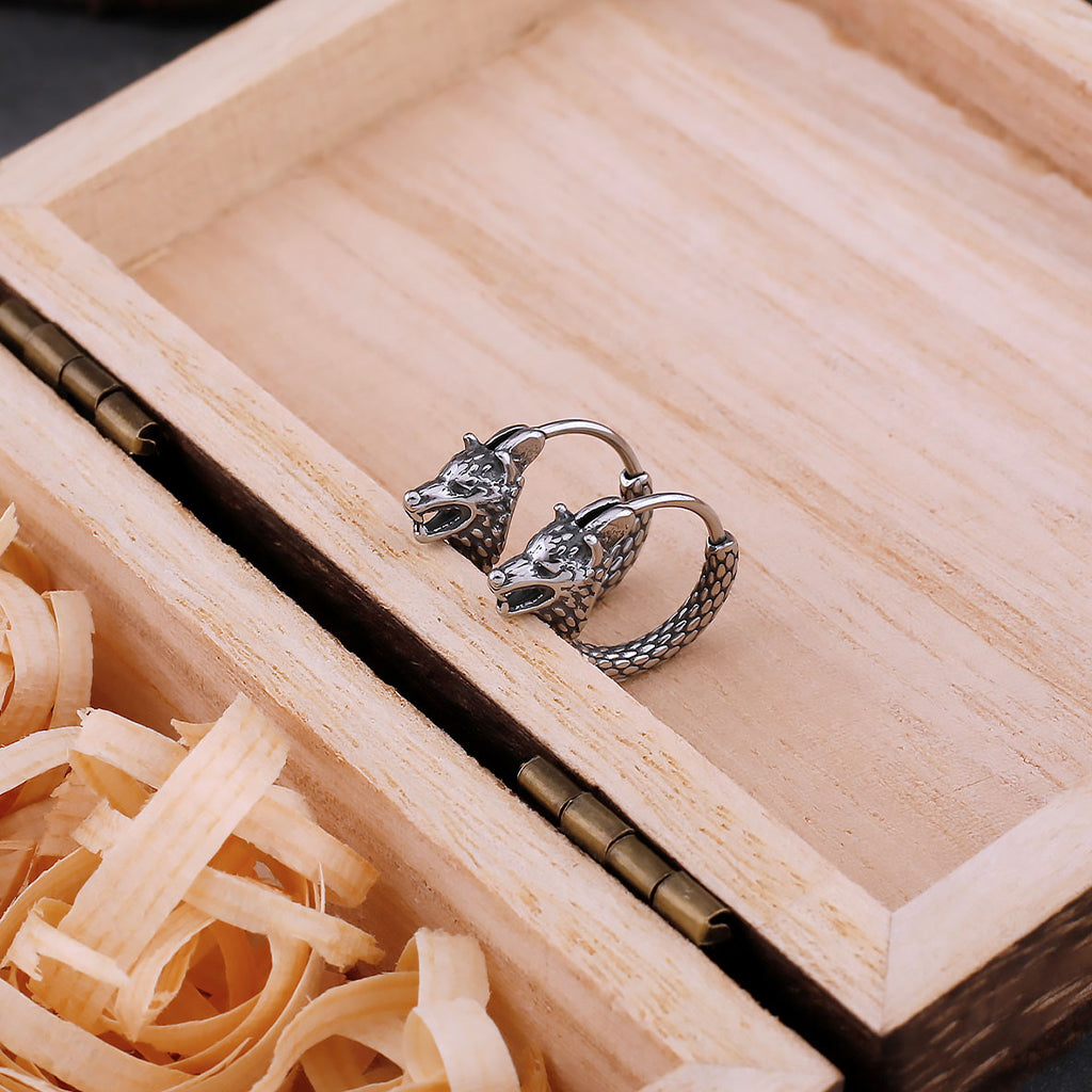 Stålfärgade creoler avbildande gråvargar