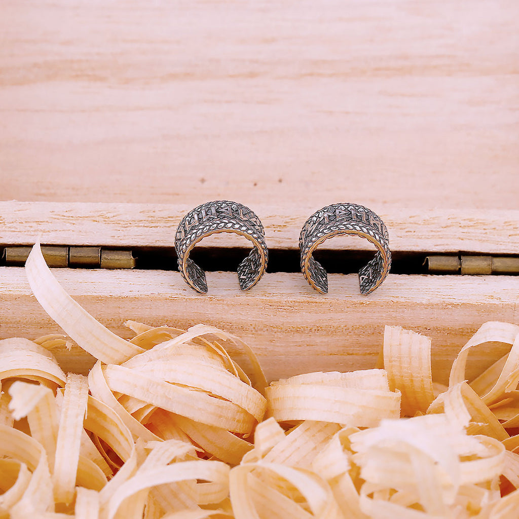 2-pack ear clips med gravyr i form av runor från den äldre futharken