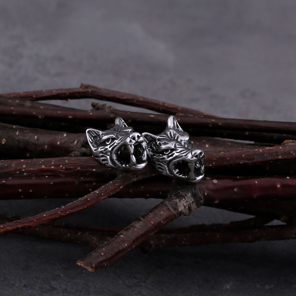 Ear studs örhängen föreställande huvuden från gråvargar