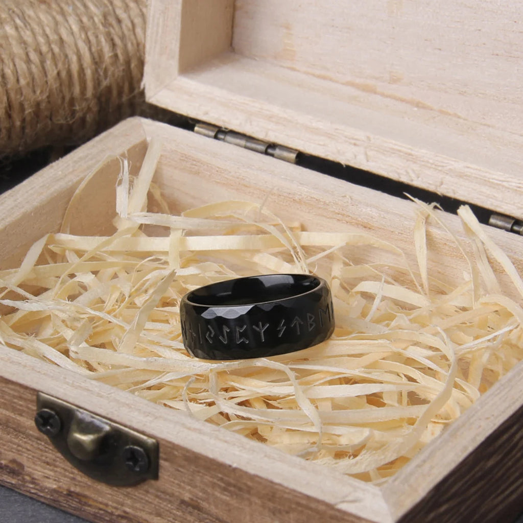 Fasetterad svart vikingaring med runskrift – robust nordisk ring av mörk metall