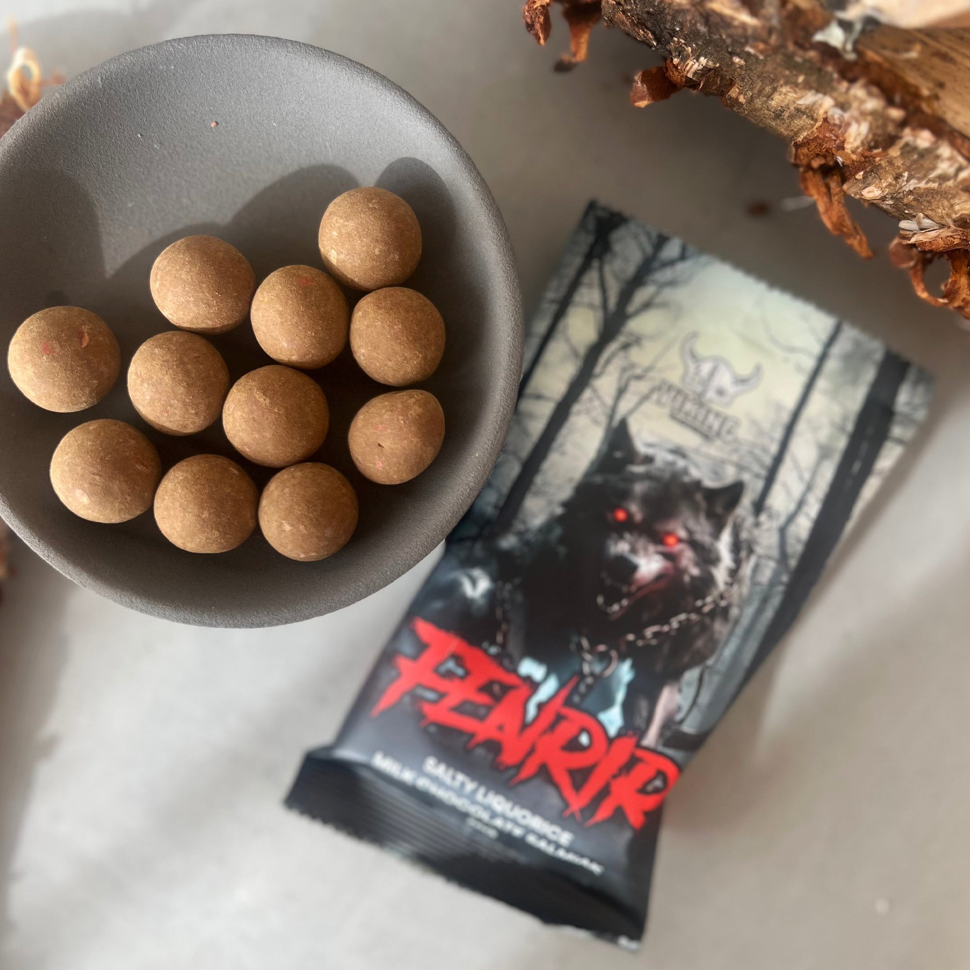 Fenrir lakrits med mjölkchoklad och salmiak från Viking Factory – mytologiskt vikingagodis med kraftfull smak