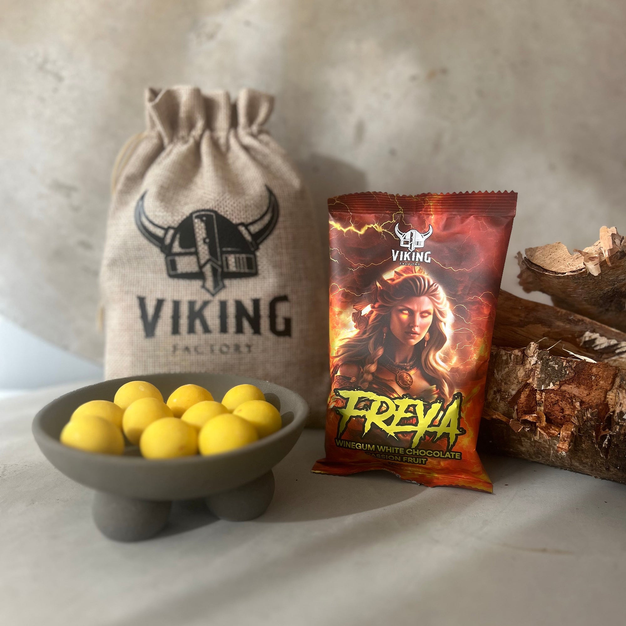 Vingummi täckt i vit choklad med smak av passionsfrukt – tropiskt viking godis från svenska Viking Factory