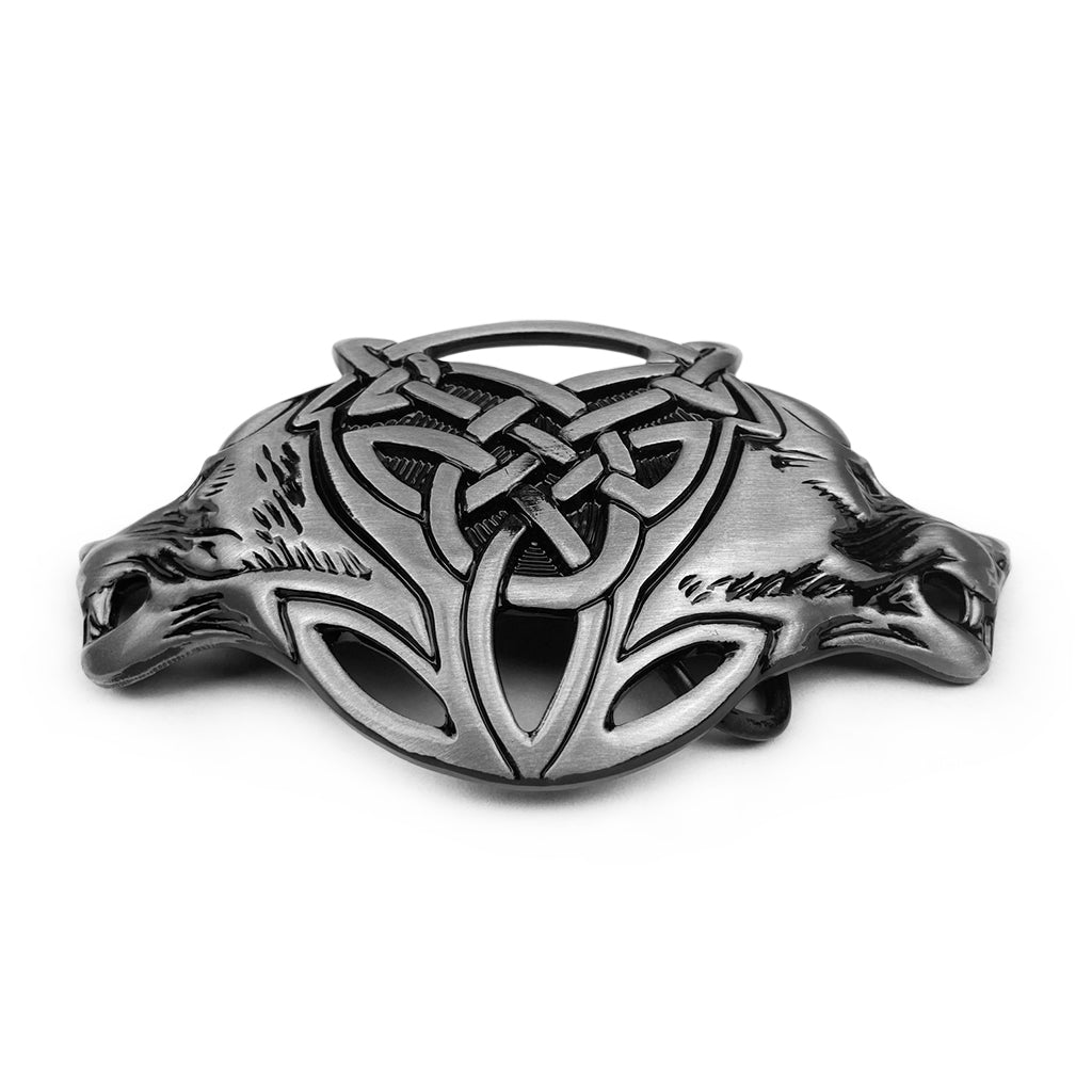 Stålfärgat spänne avbildande ulvarna Gere och Freke från nordisk mytologi