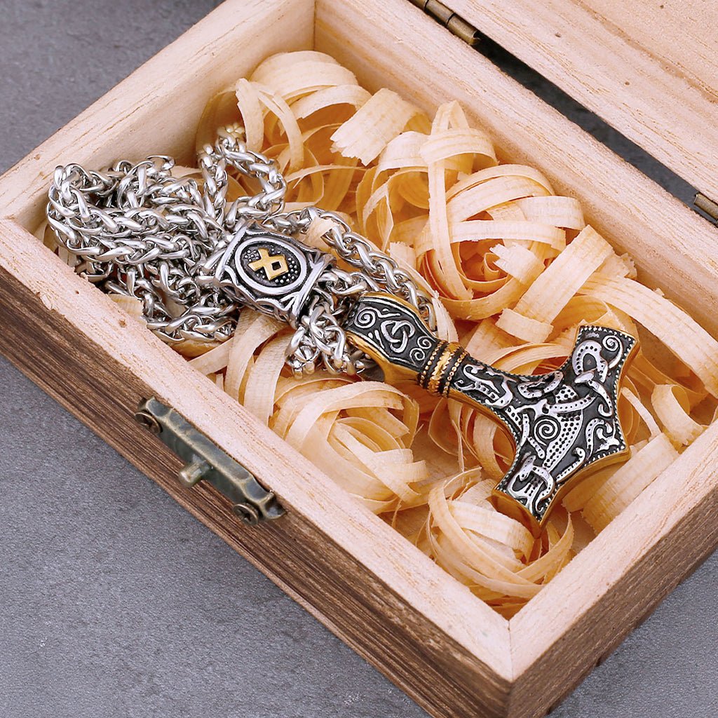 Guld- och stålfärgat smycke med hammardesign