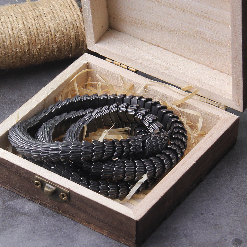 Svärtat stålhalsband med ringlande kräldjur