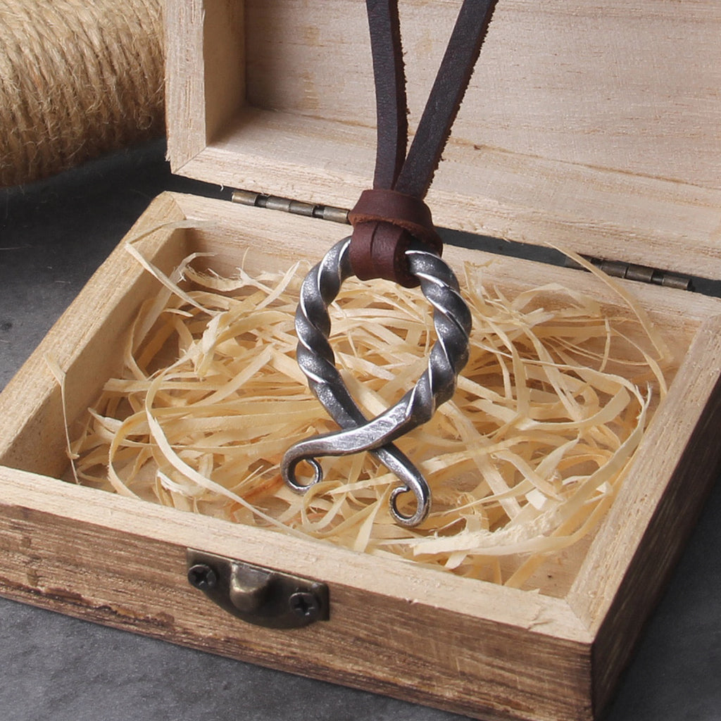 Vridet trollkors halsband som skyddar mot troll och övernaturliga krafter