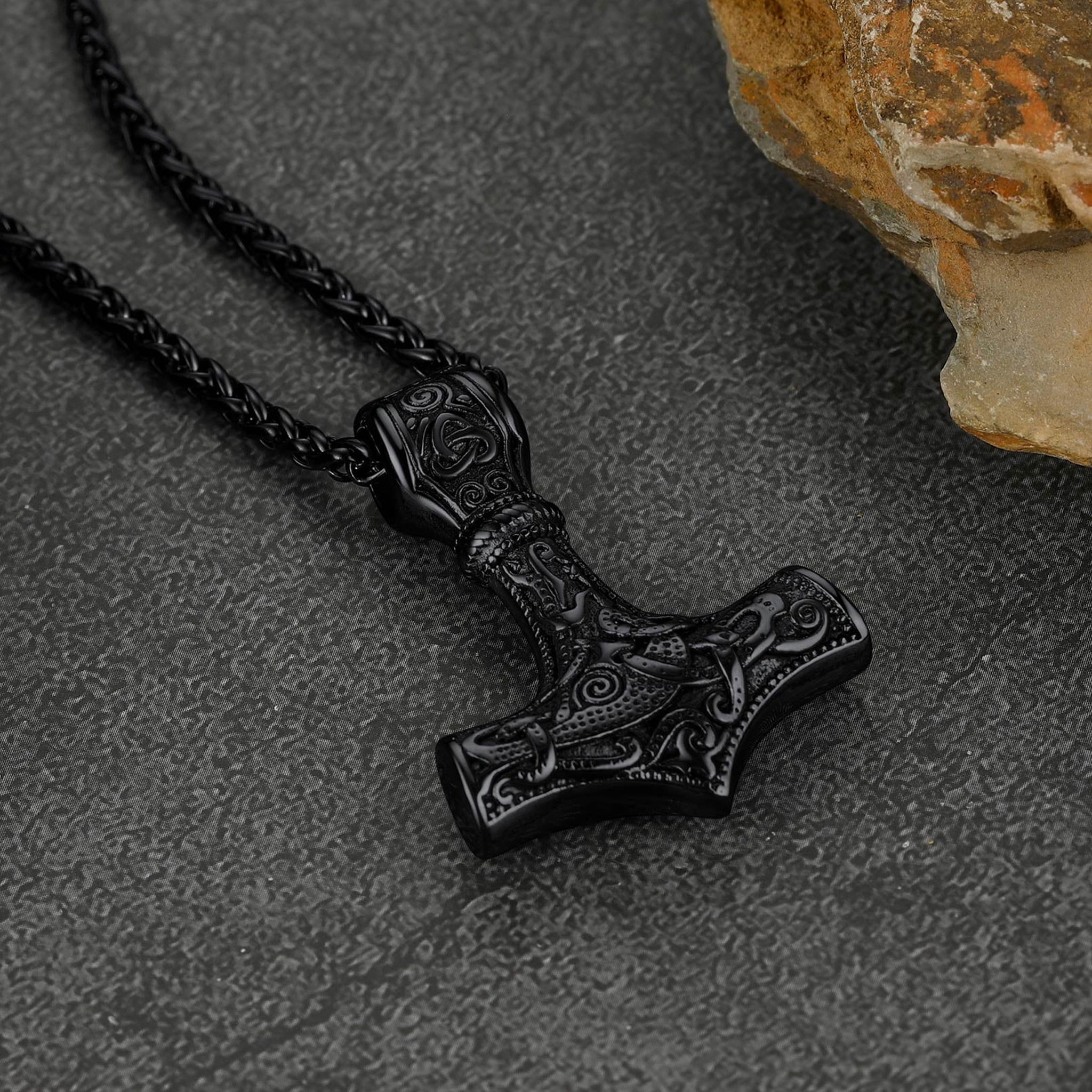 Helsvart halsband med Tors hammare – stilrent vikingasmycke i svart design