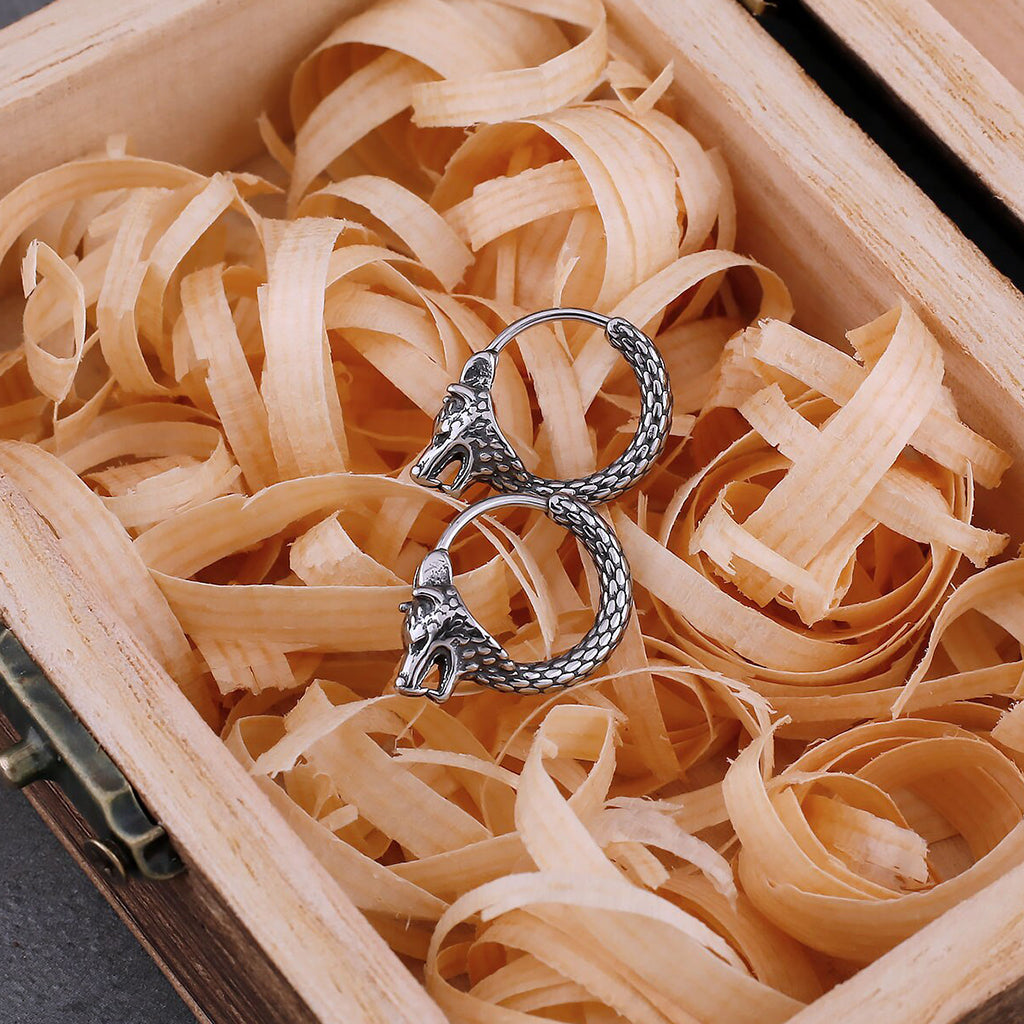 Silverfärgade hoop-örhängen med detaljrik vargdesign