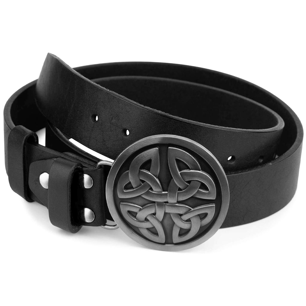 Svart bälte med keltiskt spänne dekorerat med vackra knutar