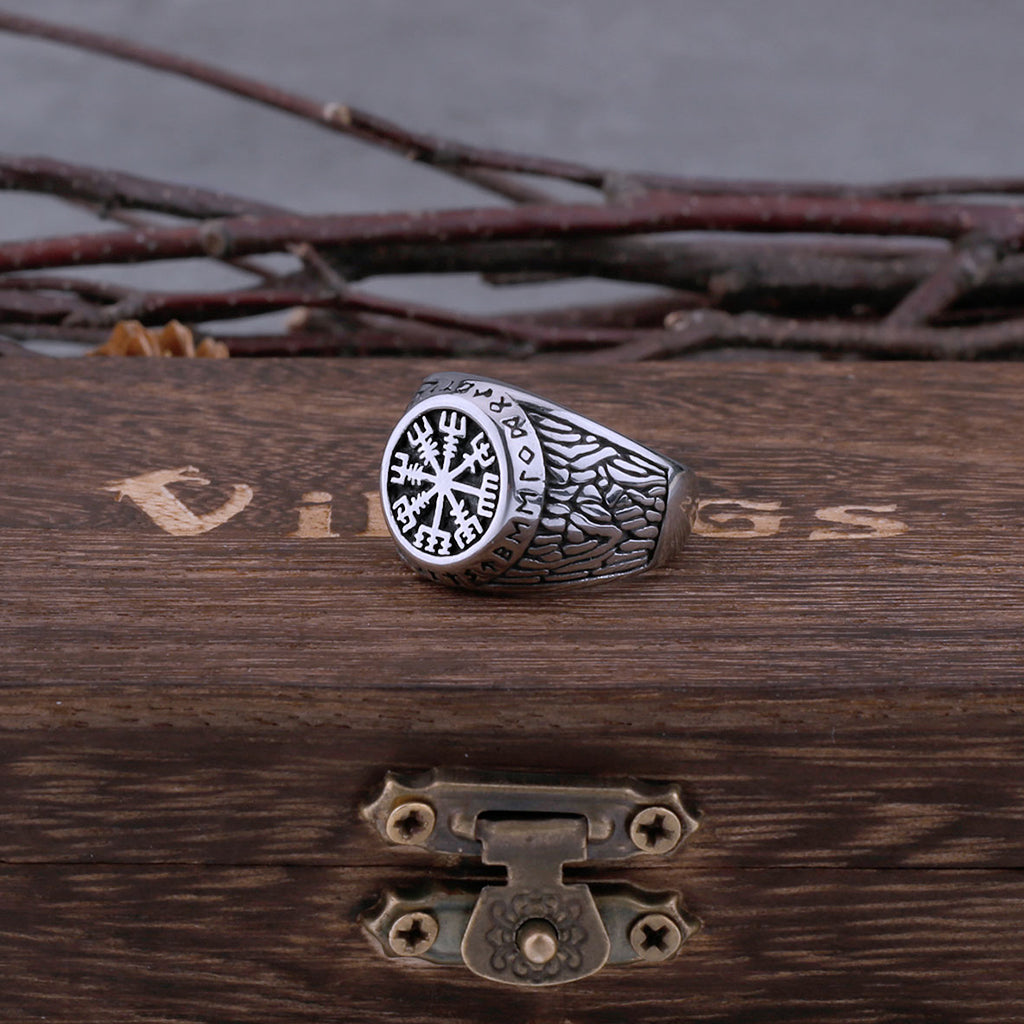 Stålfärgad viking ring med vägvisande rungalder framtill
