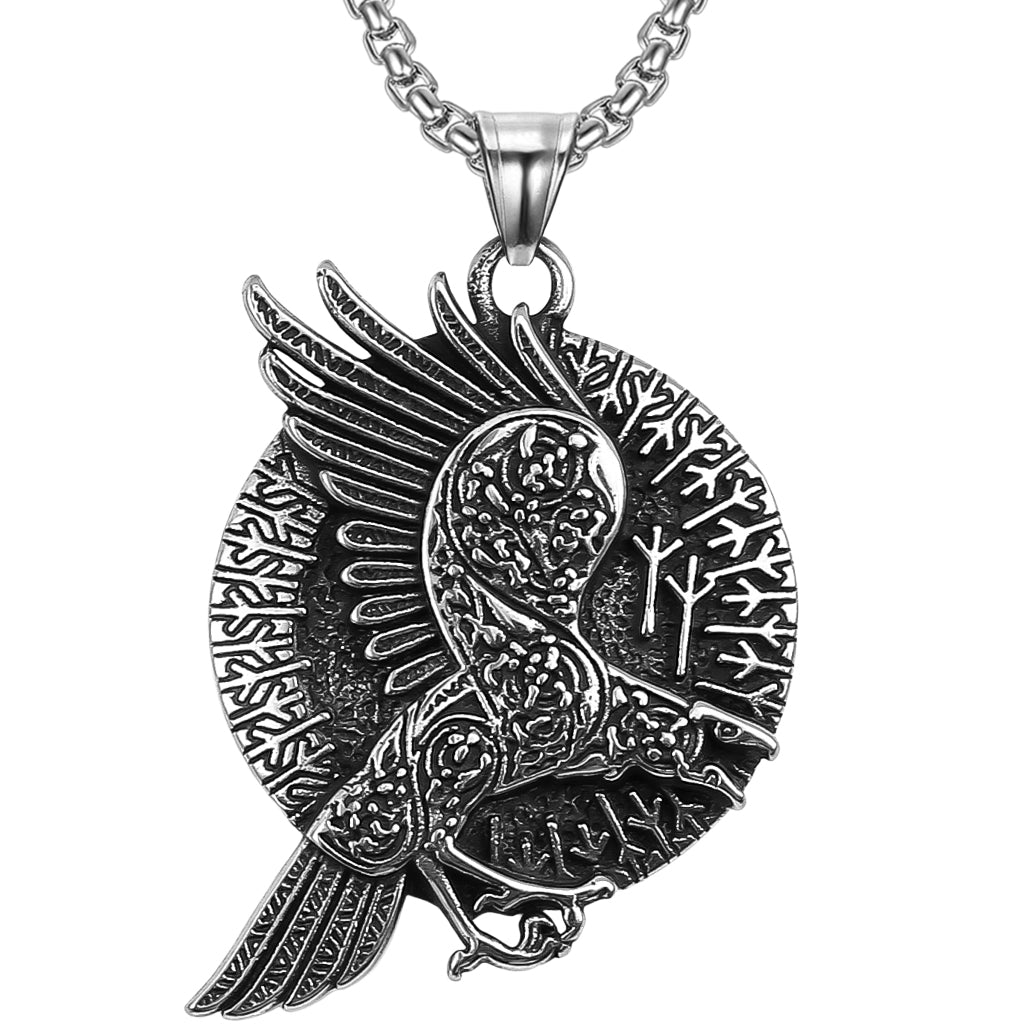 Stålfärgat hängsmycke föreställande korp
