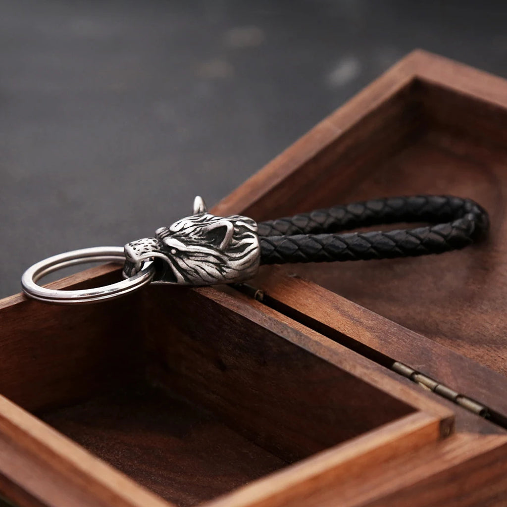 Keyhanger i svart läder med dekorativ gråvarg