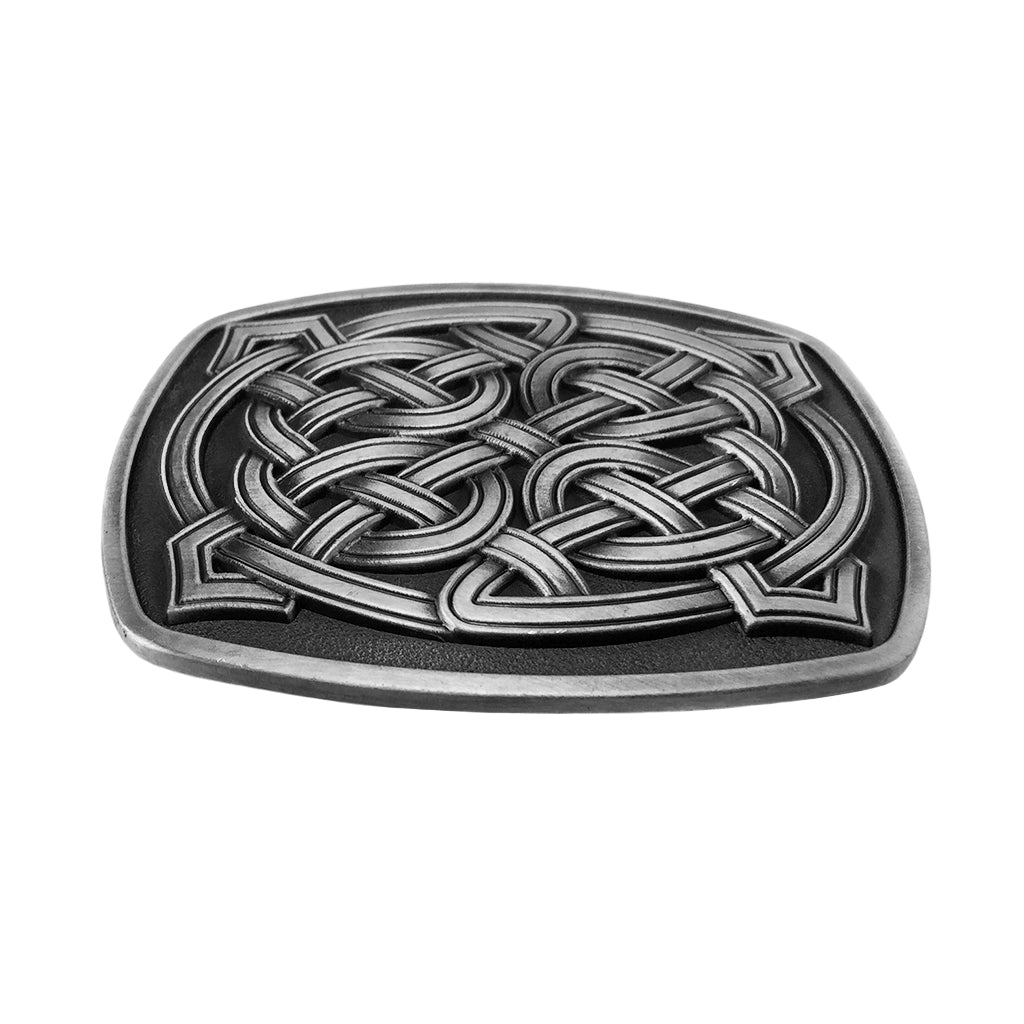 Silvrigt metallspänne med vikingatida ornamentik föreställande knutmönster