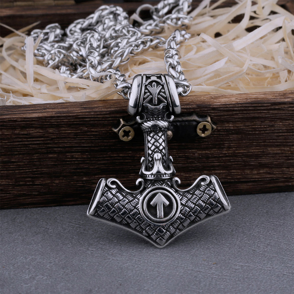 Vikingatida Mjölner-amulett med kungakrona