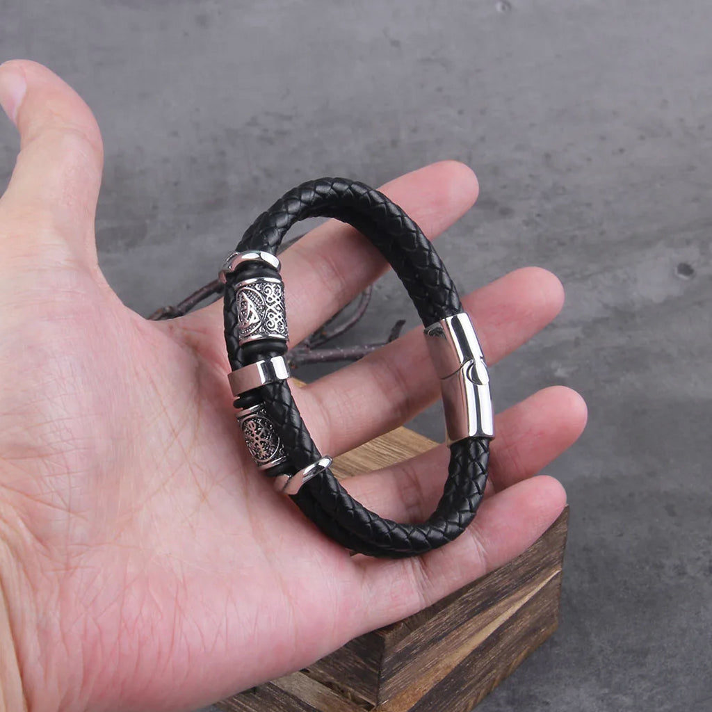 Nordiskt armband med dubbla flätade läderremmar och blankpolerade små smycken