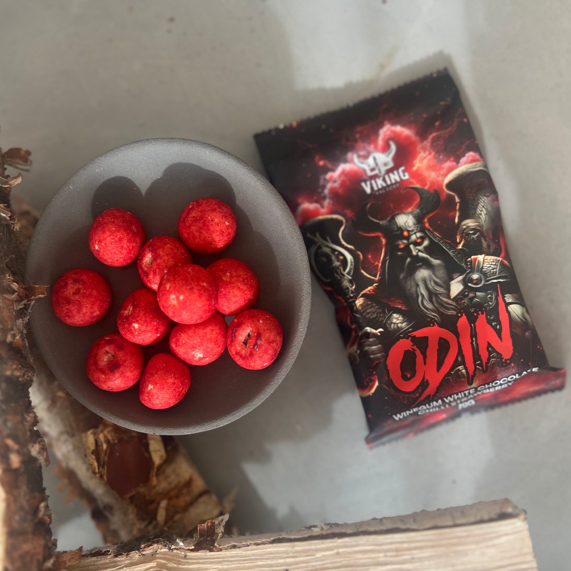 Odin vingummi med vit choklad, jordgubb och chili – vikingainspirerat godis