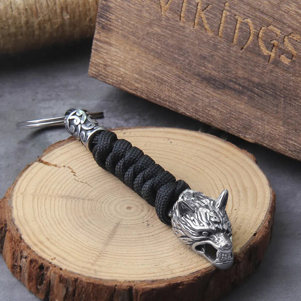 Paracord nyckelband med miniatyr varg