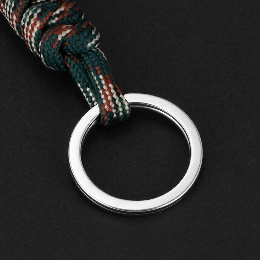 Nordiskt paracord nyckelhänge med mörkgrönt kamouflagemönster