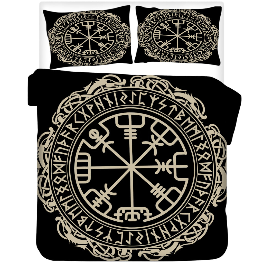 Svart påslakanset med rungaldern vegvisir på framsidan