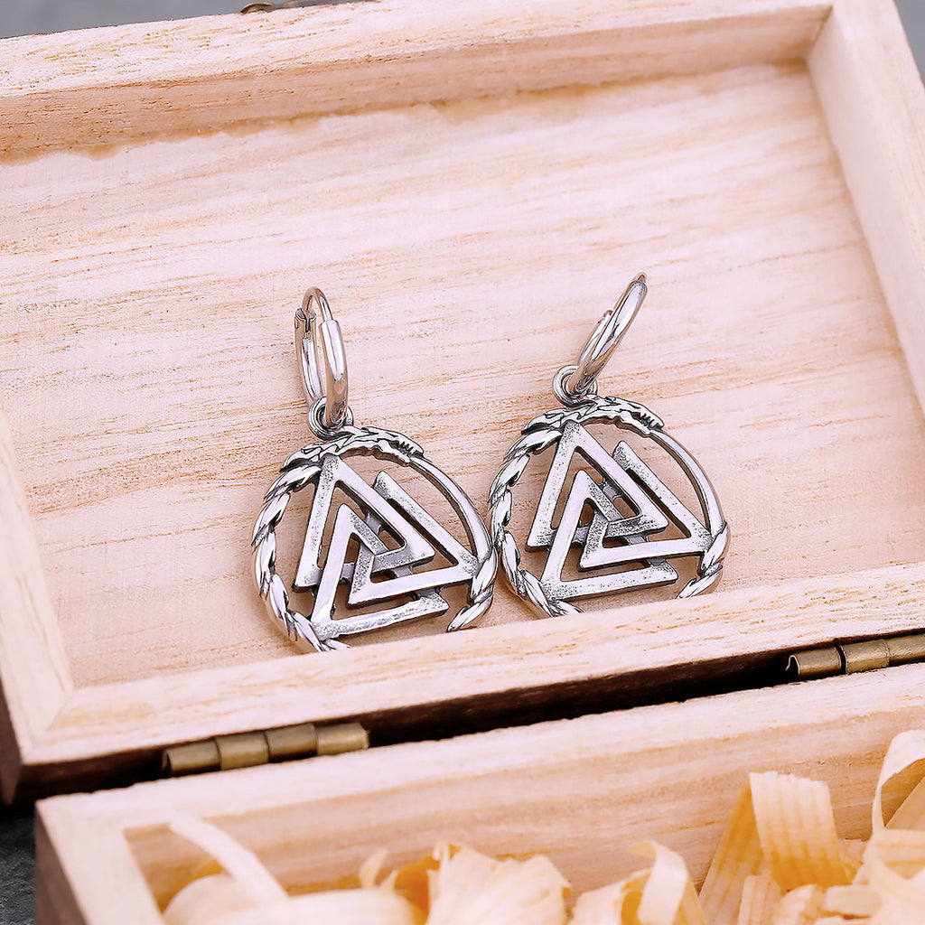 Piercingsmycken i form av valknut-örhängen