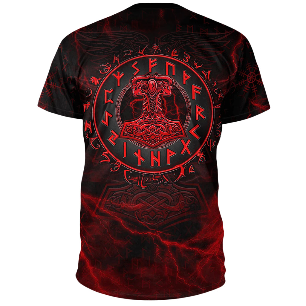 Rödfärgad viking T-shirt mönstrad med åskguden Tors hammare och runsymboler