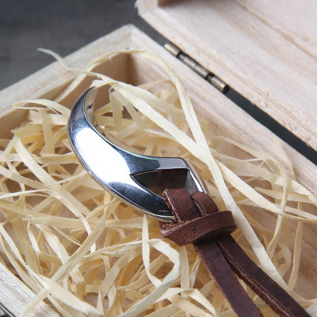 Rovdjurstand av rostfritt stål med brunt läderhalsband av äkta läder