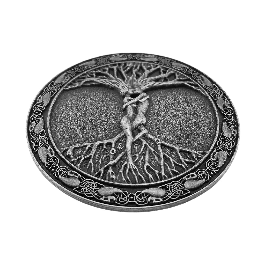 Runt bältesspänne med livets träd och kyssande par som håller om varandra