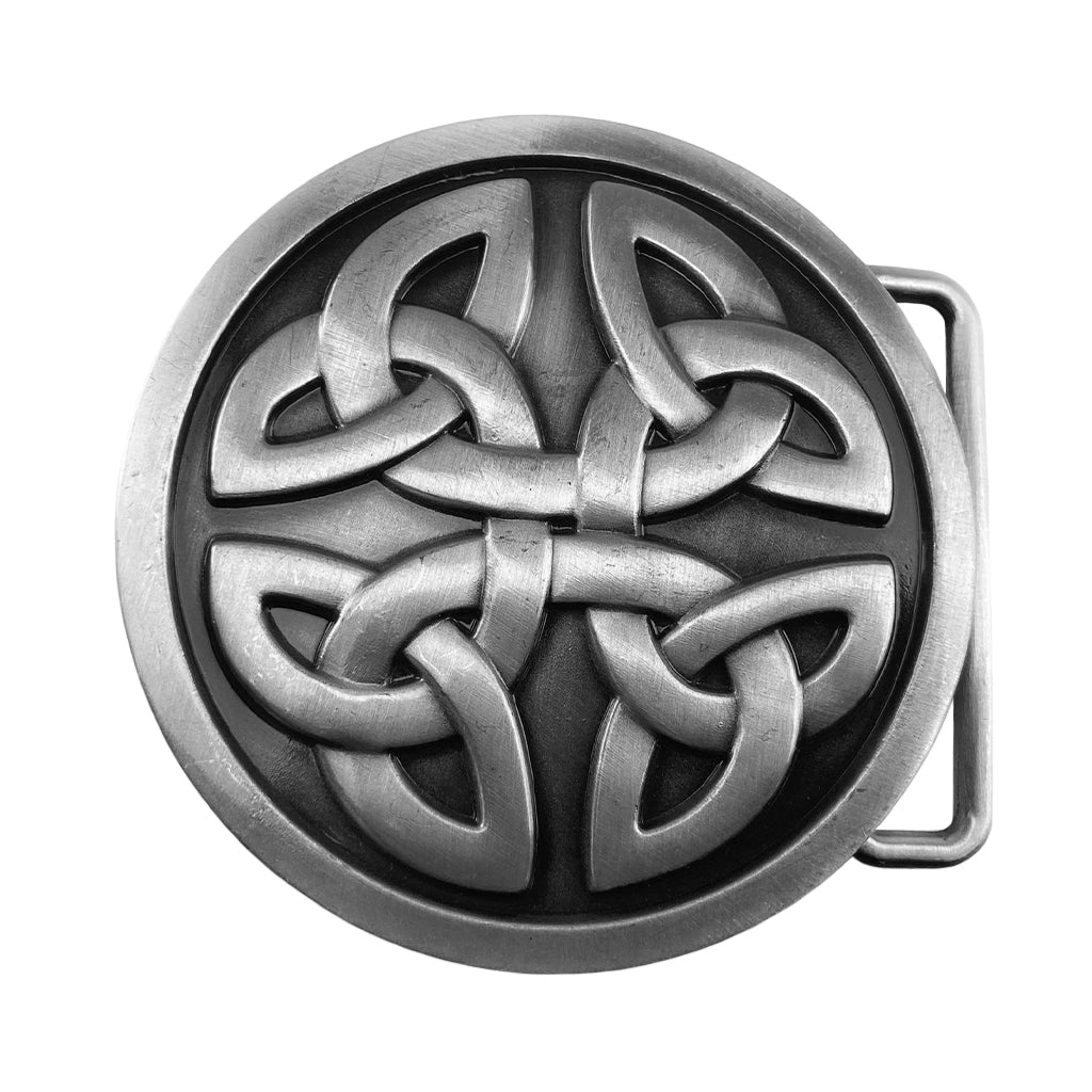 Runt silverfärgat spänne med triquetra-symboler