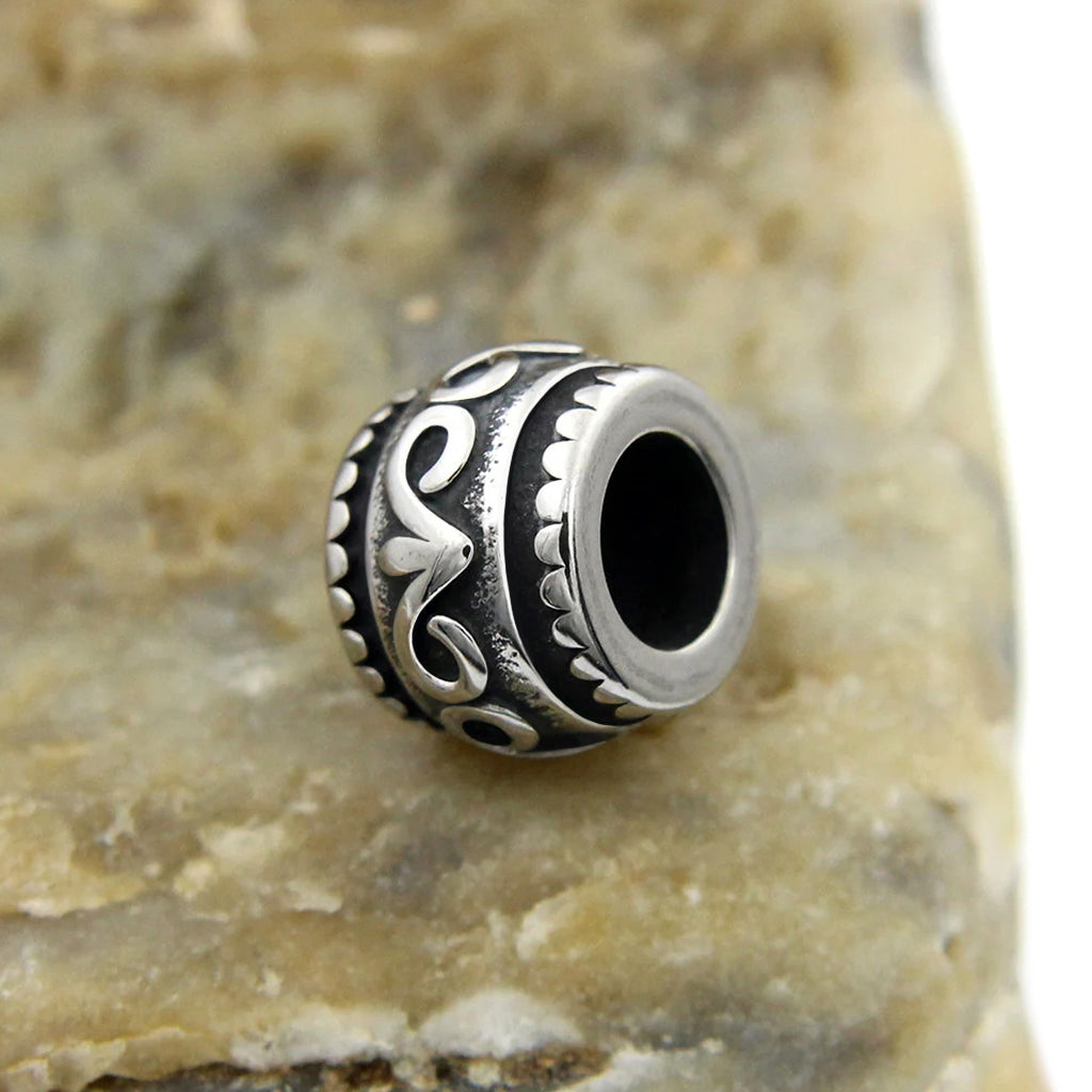 Polerad skäggring prydd med vikingatida utsmyckning