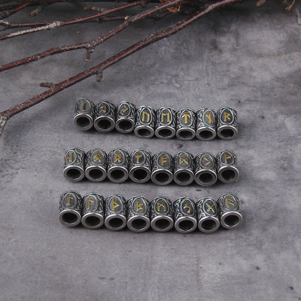 Stålfärgade vikingaskäggpärlor med gravyr i form av guldpläterade runor