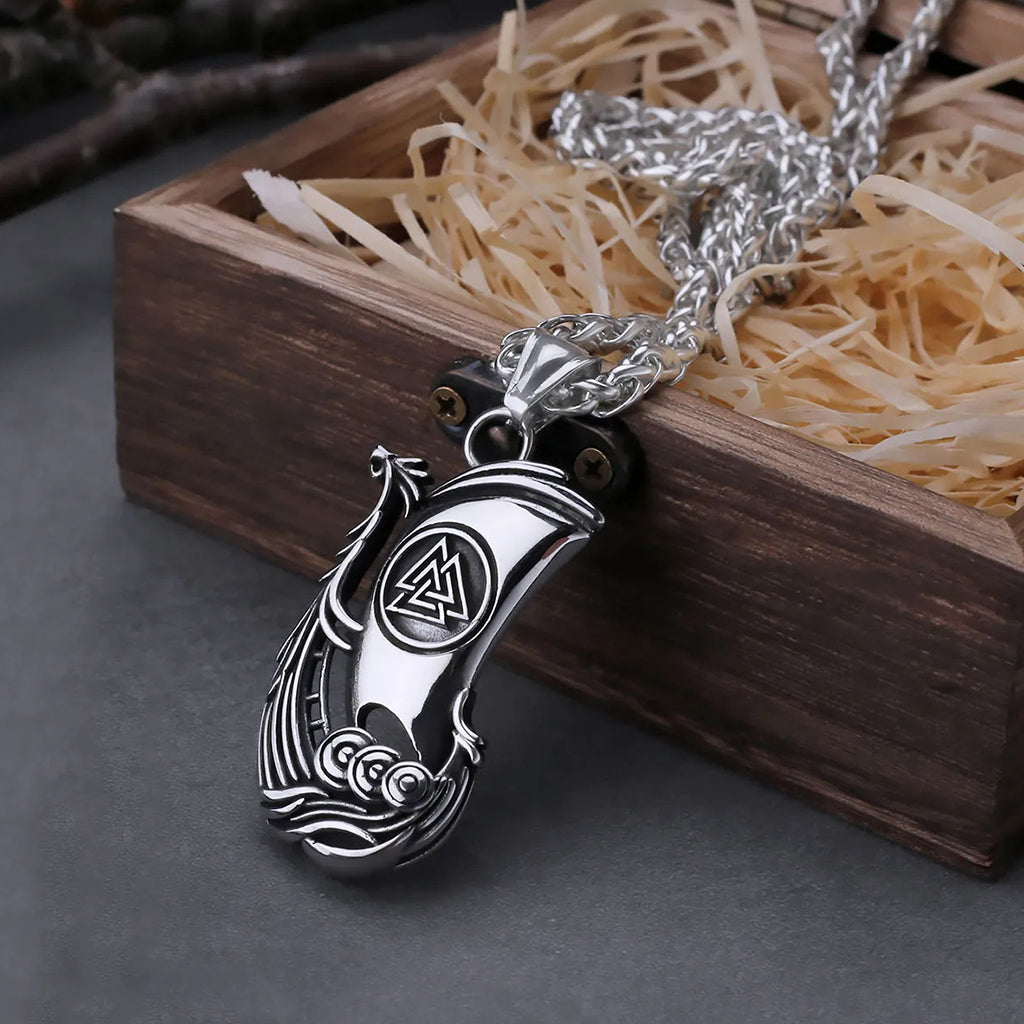 Halsband med hängsmycke föreställande vikingaskepp graverat med valknut