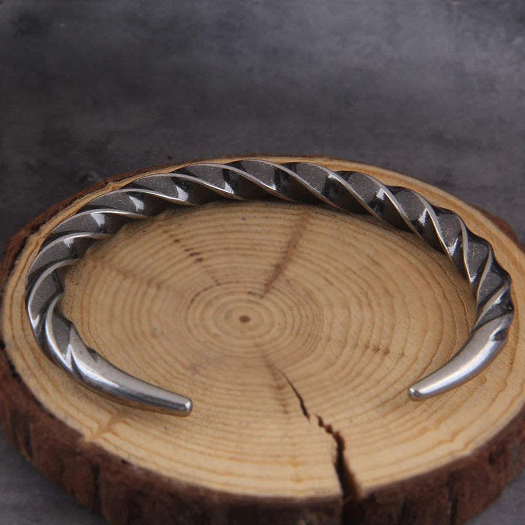 Skruvliknande armring av rostfritt stål – vikingasmycke inspirerat av arkeologiska fynd