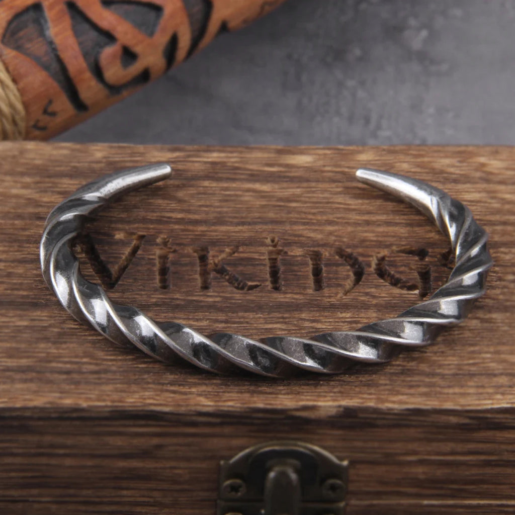 Spiralformat cuff-armband med något ojämn och antikbehandlad yta