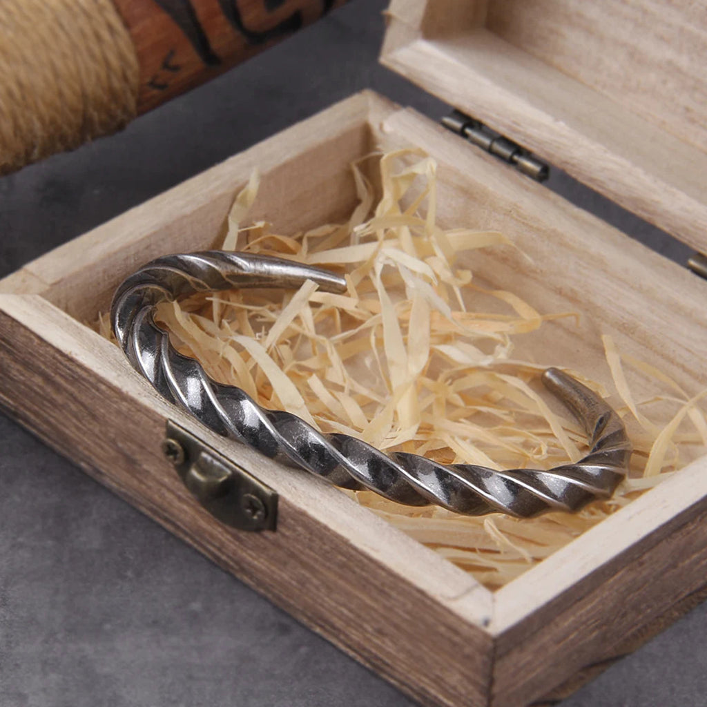 Spiralvriden fornnordisk armbygel med koniska ändar