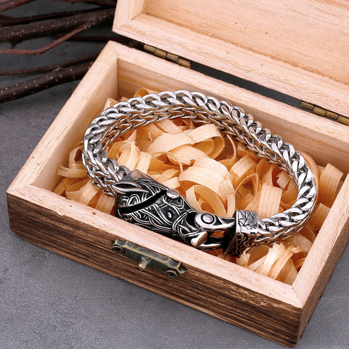 Silverfärgat stålarmband med platt kedjekonstruktion och varghuvudslås