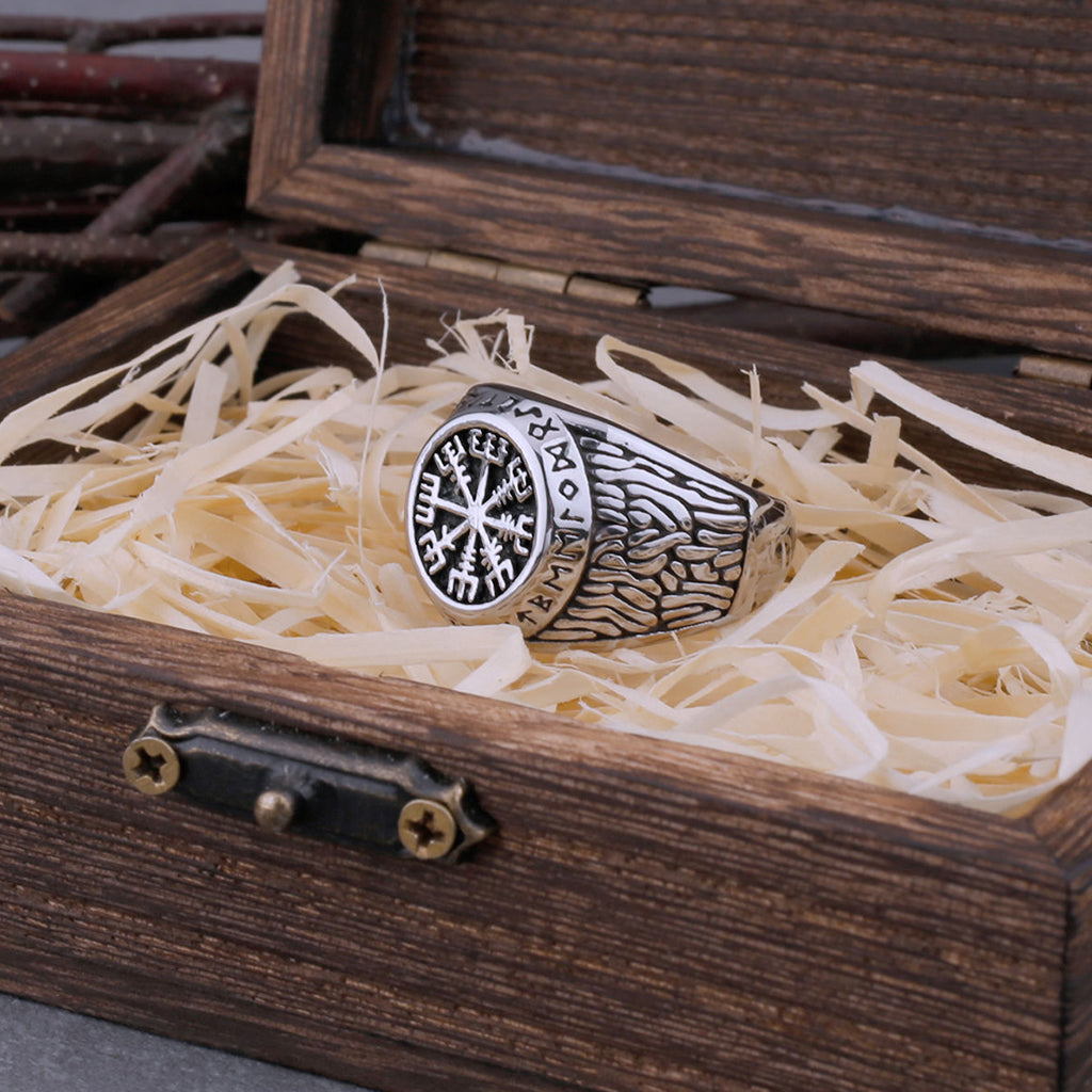 Silverfärgad fingerring med det isländska tecknet vegvisir på klacken