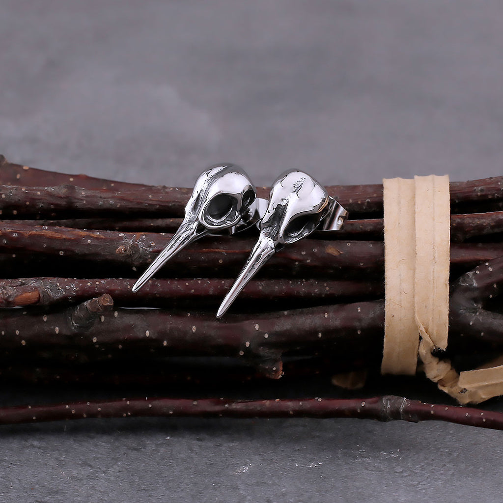 2-pack studsörhängen föreställande dödskallar från korpar