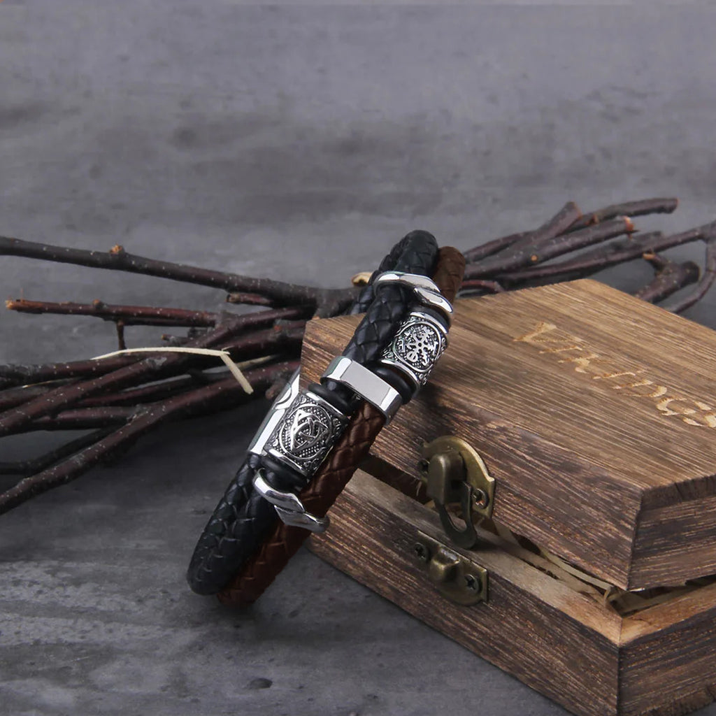 Svart och brunt läderarmband i vikingastil