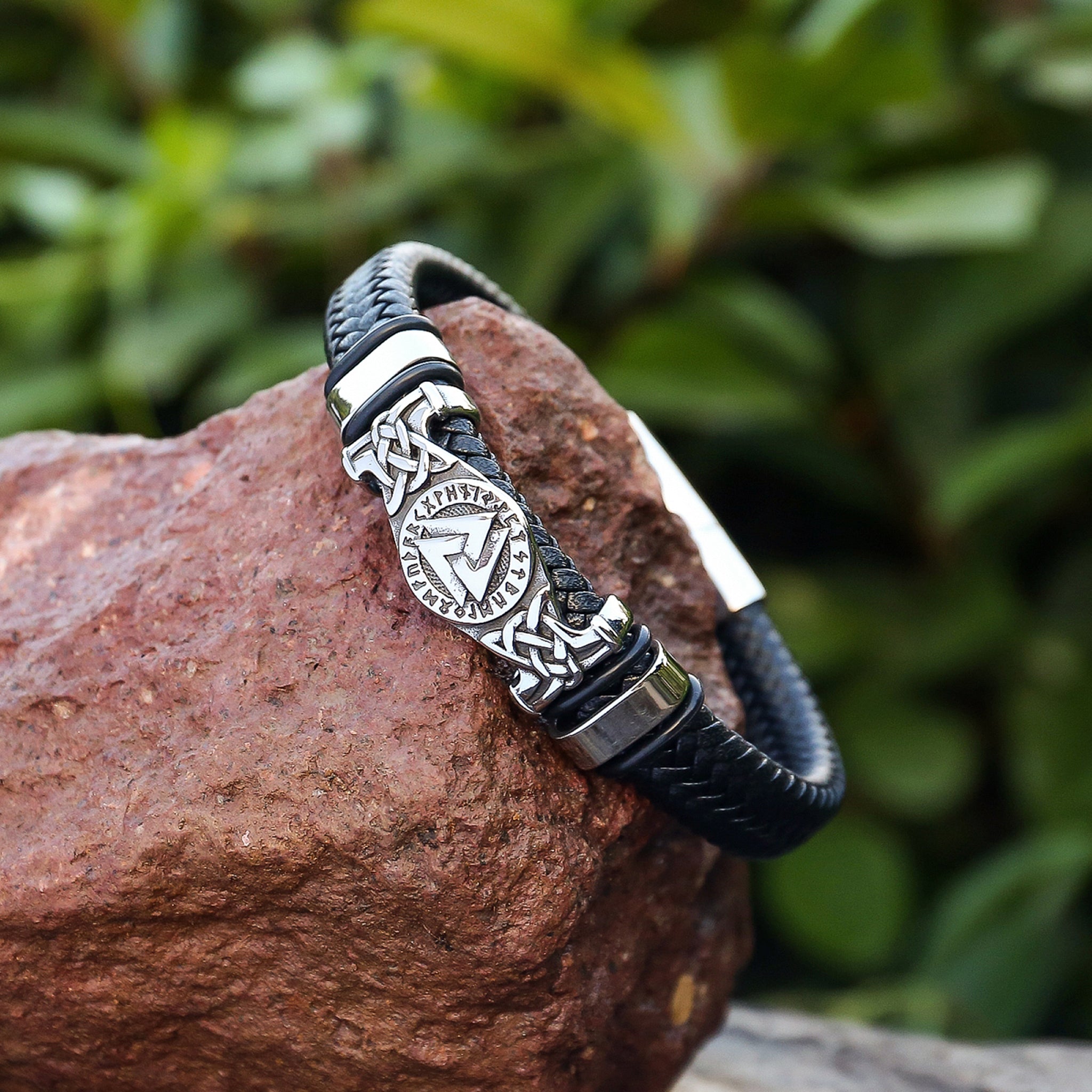 Svart läderarmband med valknutsymbol, runor och ändlösa knutar