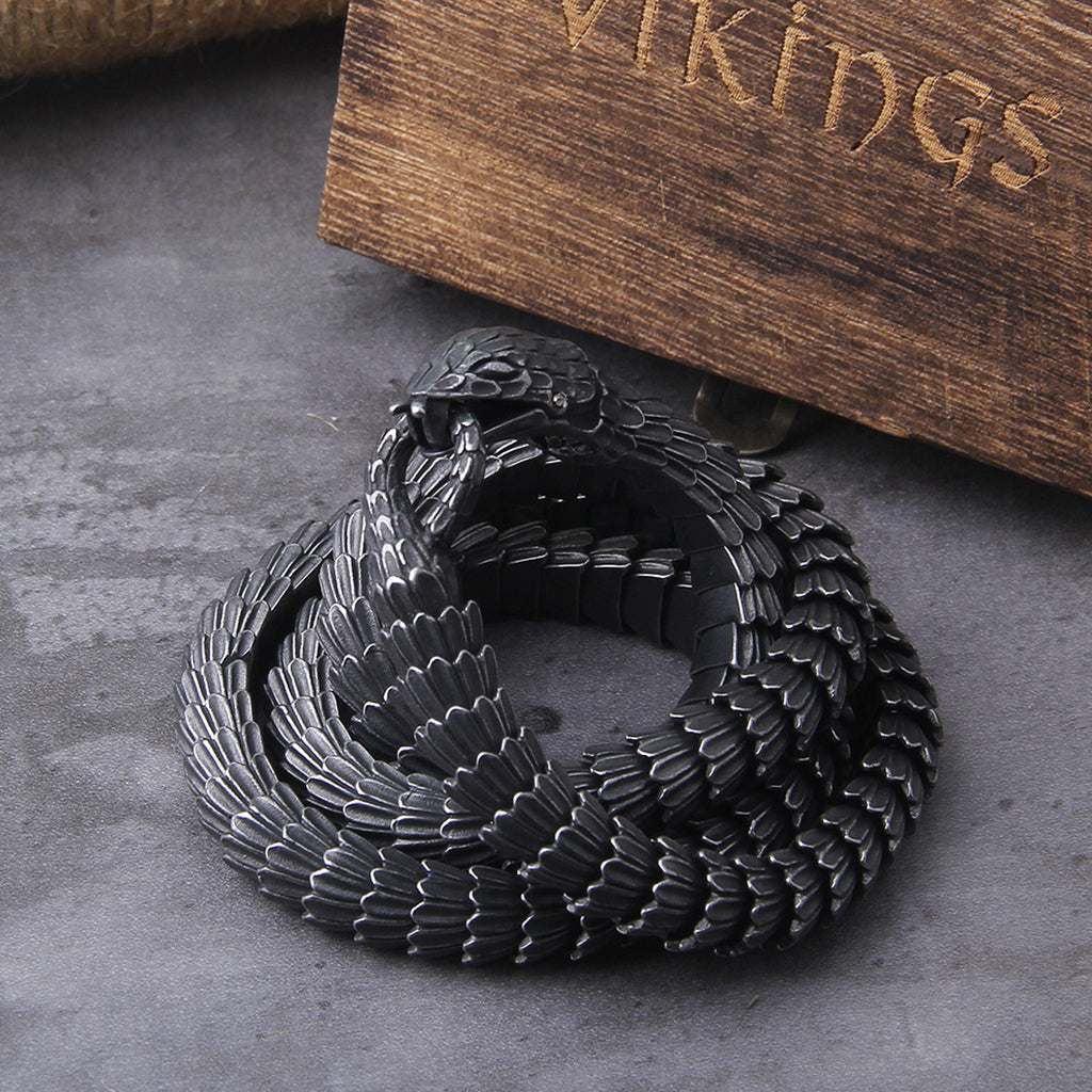 Svart ormhalsband avbildande Jörmungandr ur nordisk mytologi