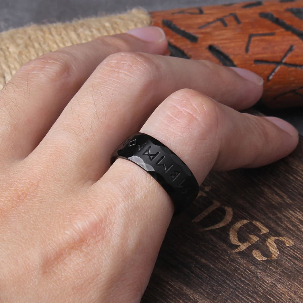Svartfärgad ring med ingraverade runor och fasade kanter – smyckesdesign i modern vikingastil