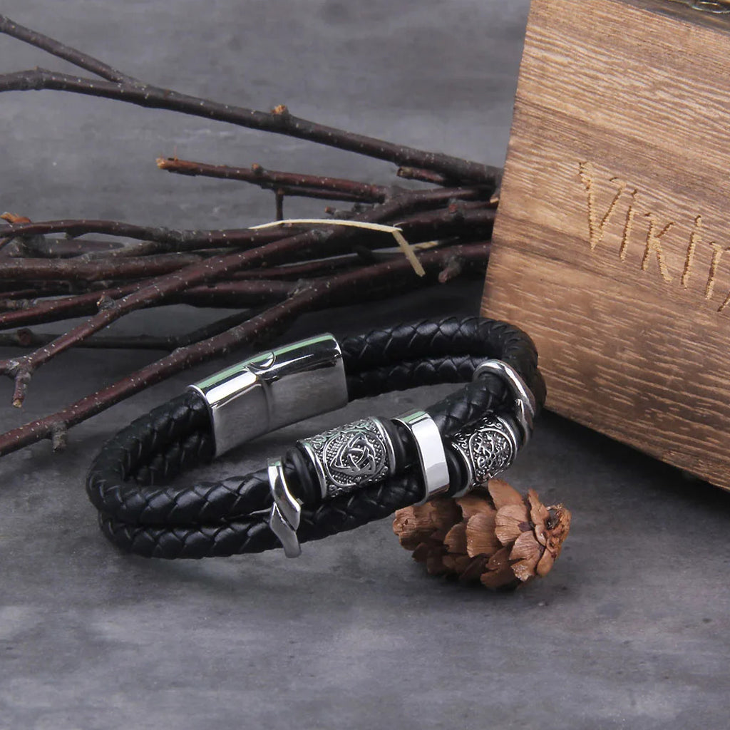 Svart viking armband med två flätade läderremmar och ståldetaljer