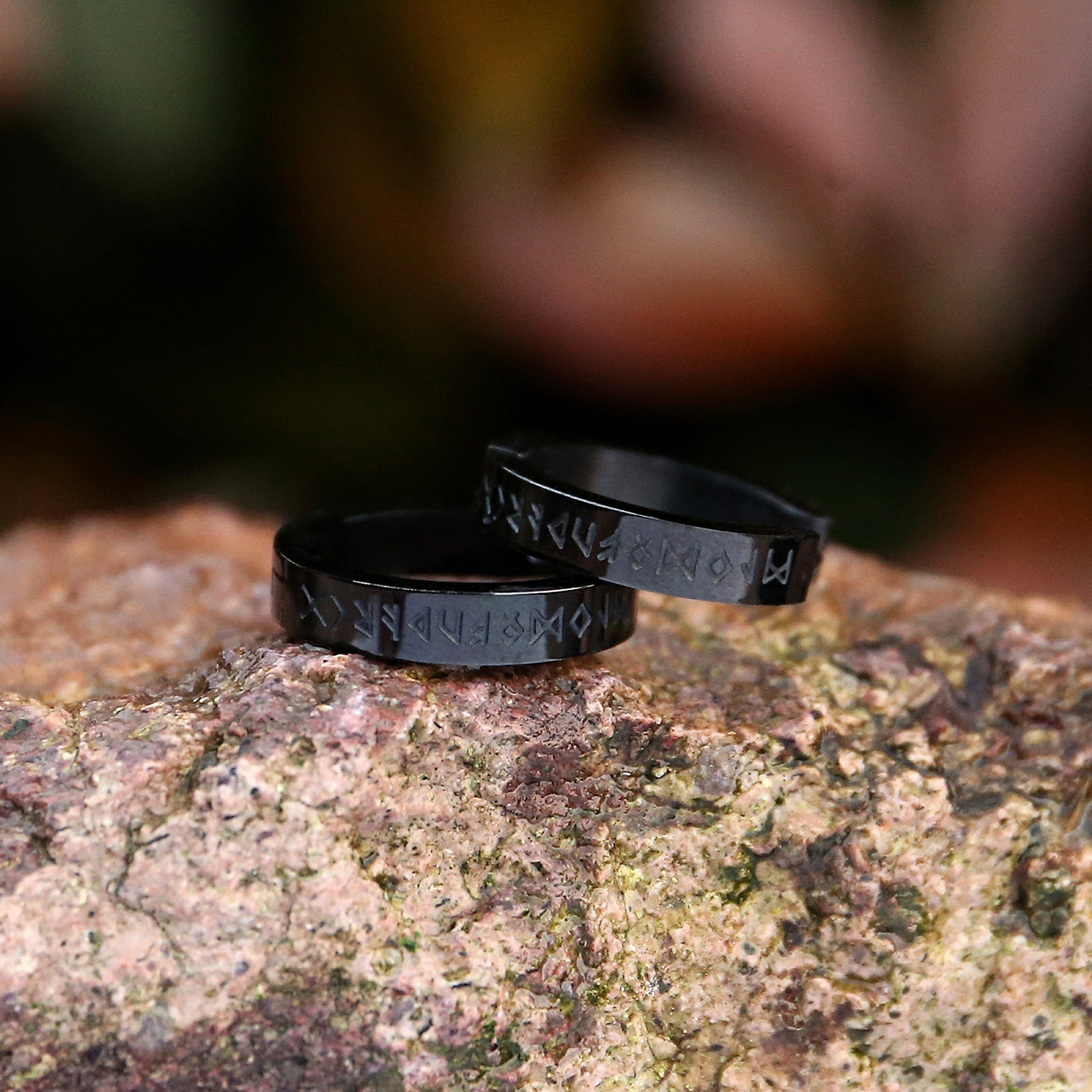 Svarta hoops med runor – vikingainspirerade örhängen av rostfritt stål