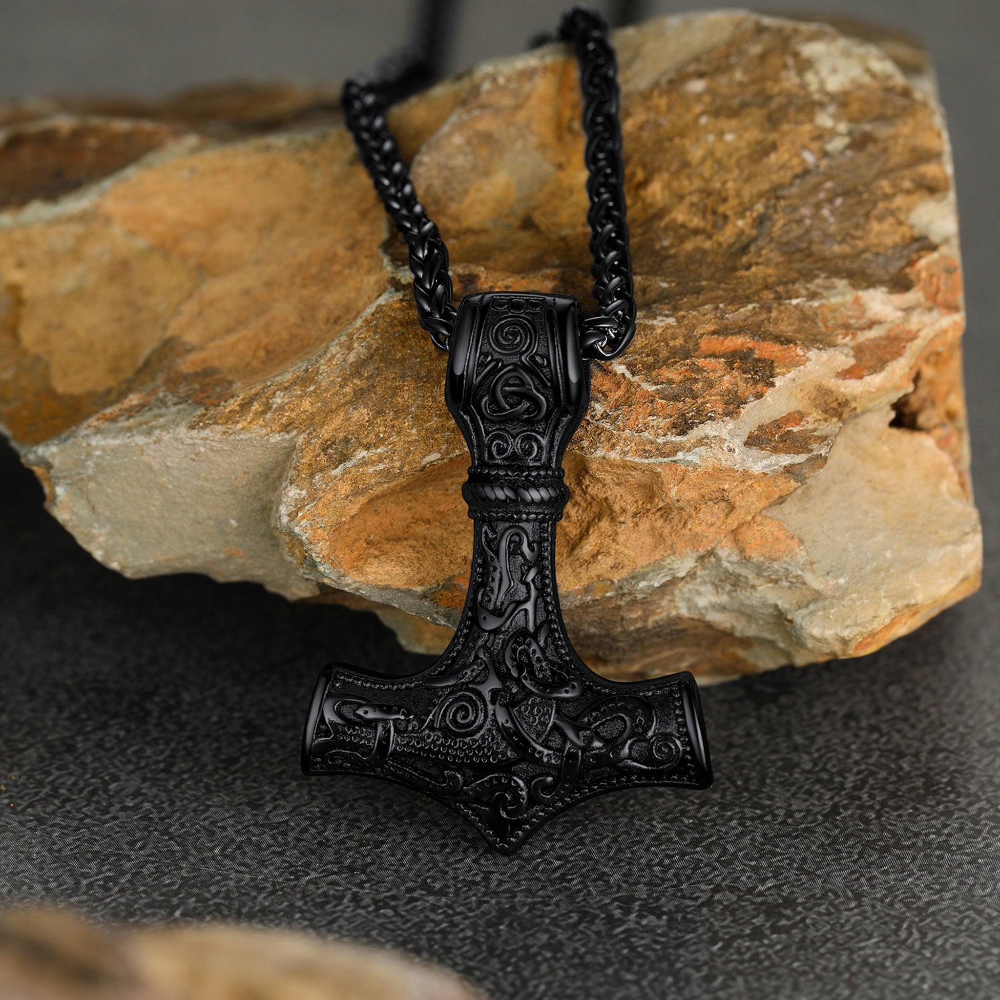 Svartfärgad torshammare (Mjölner) med matchande halskedja av rostfritt stål