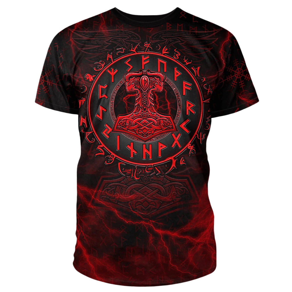 Röd T-shirt med textiltryck avbildande hammaren Mjölner från fornnordisk mytologi