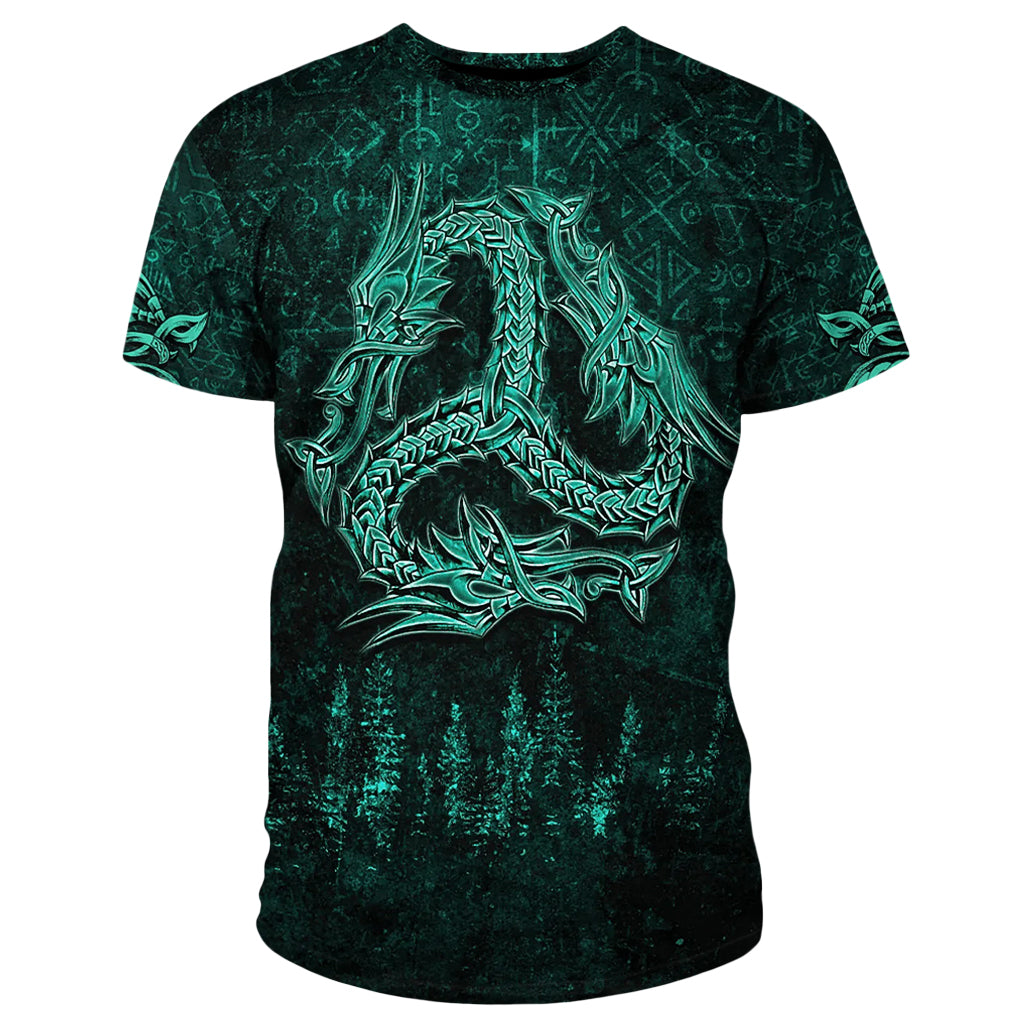 Grön T-shirt med nordiskt mönster tryckt över hela plagget